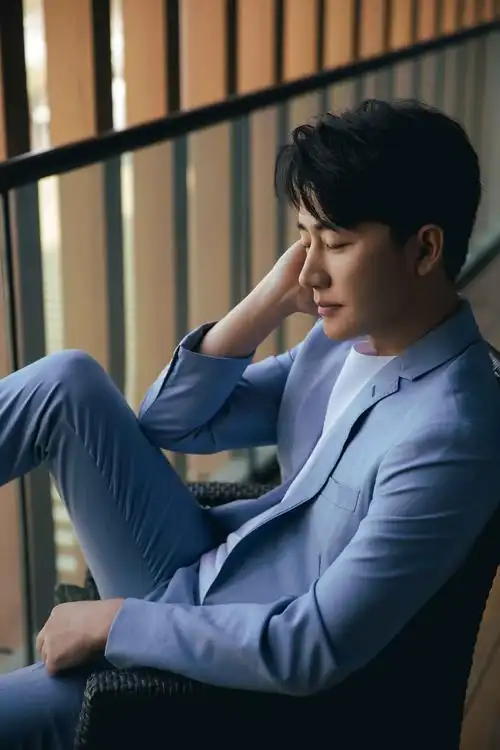 当时尚遇见了黄轩蓝白搭配如此帅气