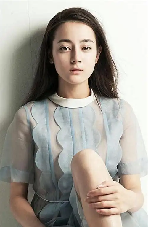 来看一看装扮特别青春文艺的迪丽热巴究竟美到怎样的程度