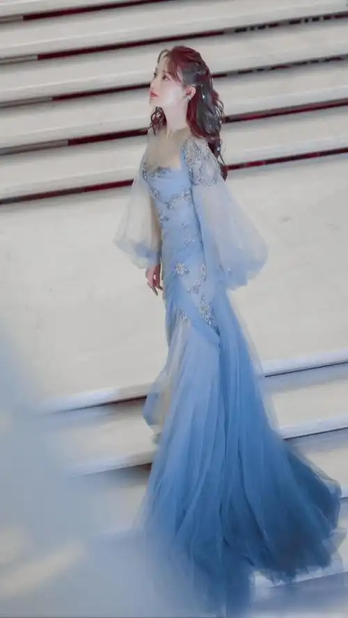 不要再说李沁不美了,身穿水蓝色纱裙好似人间精灵