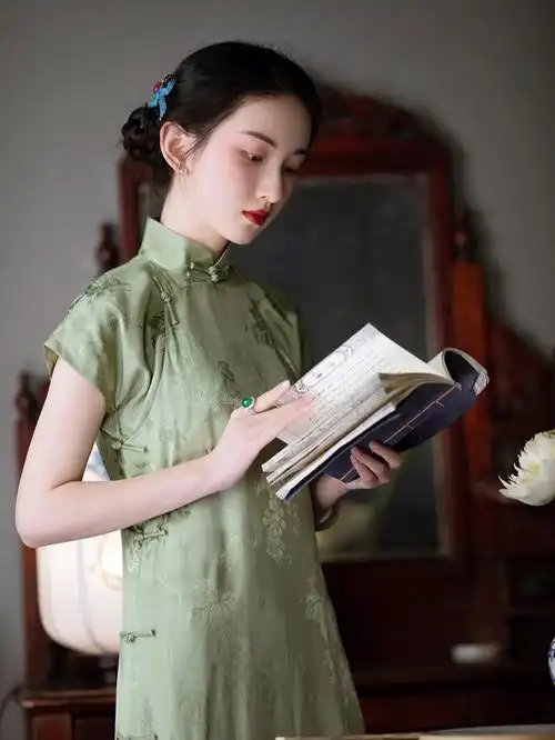 白秀珠衣橱里的一件娇俏的少女旗袍可盐可甜