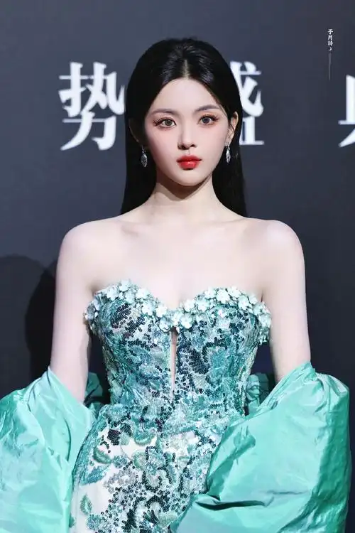 杨超越真人版芭比娃娃##杨超越头肩比