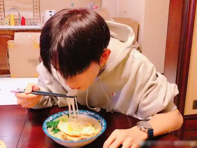 易烊千玺吃长寿面庆生俊朗侧颜帅气