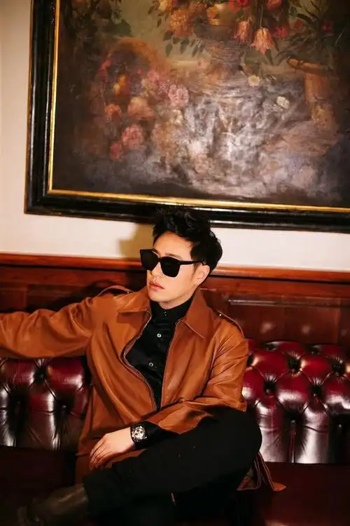 潘玮柏棕色皮衣亮相米兰时装周众人惊呼瘦超多