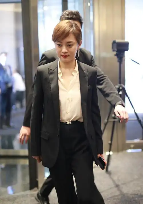 孙俪剪了齐耳短发身着黑色西装出席活动男相十足