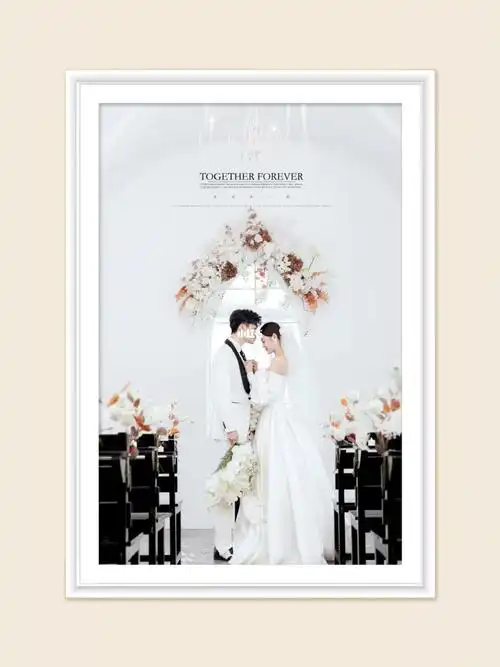 白色系主纱婚纱照放在相框里太美好了