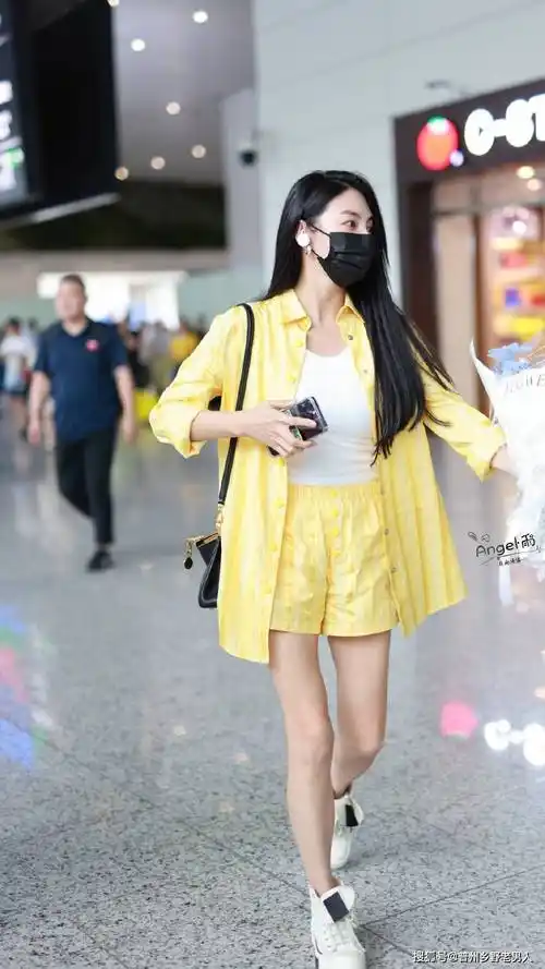 张雨绮奶黄色穿搭惊艳众人,展现高级气质_颜色_黑色_风格