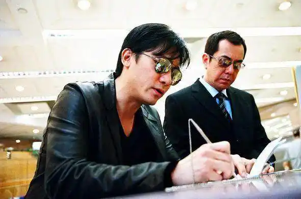 因为《无间道》中的一件皮衣带来了放荡不羁的感觉,梁朝伟的皮衣装扮