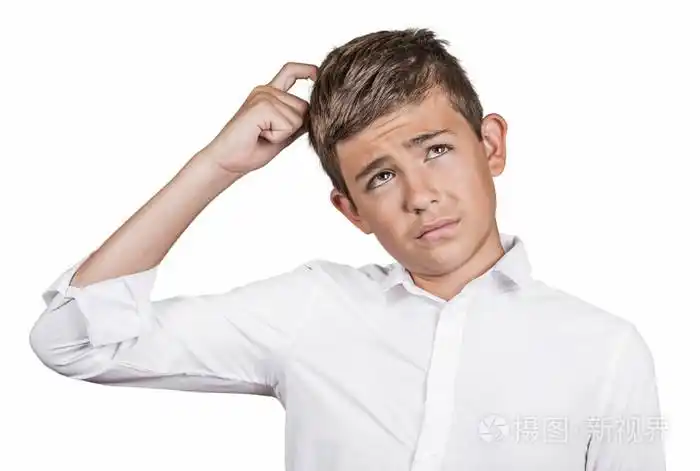 年轻男子抓头,想做白日梦