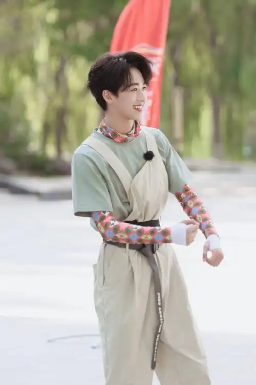 何洛洛的歌单暴露了