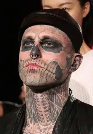 在身体上大做文章,除了脸是干净的其他身体部位几乎都有纹身,但下面