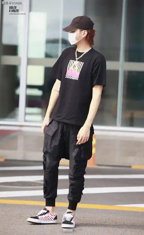 吴亦凡深谙叠穿之道 基础款照样玩出新花样