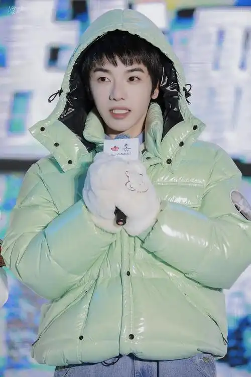 搬 花花华晨宇时尚芭莎开年封面 反差太可爱了哈哈