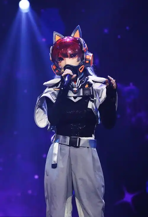 蒙面唱将猜猜猜第五季首播惊艳四座何洁刘雪婧为初心发声