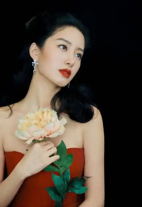 杨采钰身材气质太绝了,一袭复古抹身材红裙惹眼出众,美出新高度_时尚_