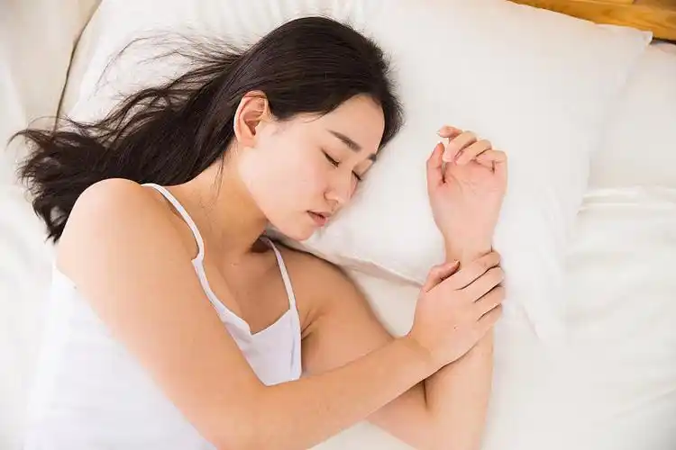 青年女人在卧室睡觉图片素材_id:vcg211181754958-vcg.com