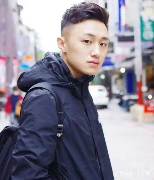 男生两边剃光发型潮流帅气中间留长做造型清爽利落显精神