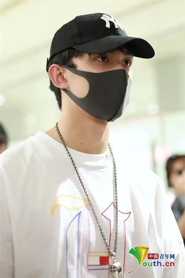吴磊戴口罩低调现身戴哨子项链搭白t少年感十足