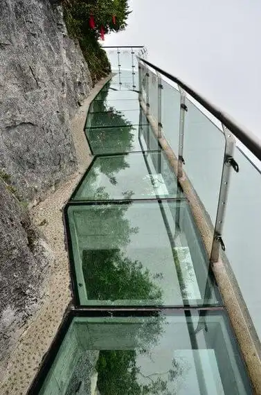 中国旅游景点豪华玻璃栈道安全吗?栈道事故谁买单,旅游局应该怎么看?