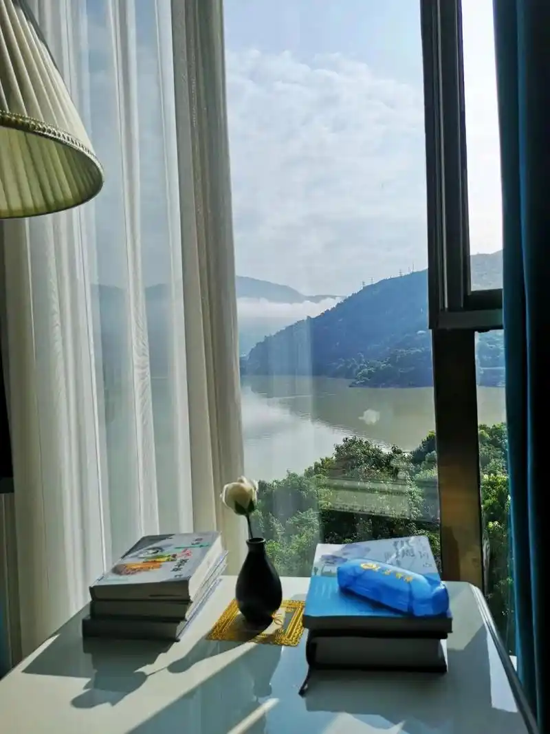 早晨起床温馨事  早上起床,看到窗外的阳光透过窗帘,柔和地照进房间.