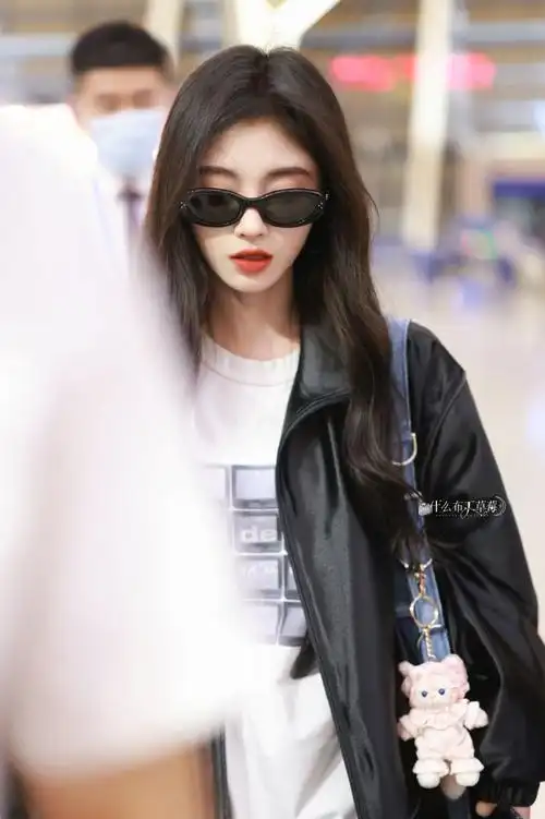 鞠婧祎机场造型