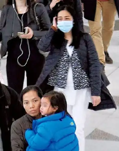 50岁朱丽倩挺二胎孕肚购物 助手保镖紧跟小心护驾