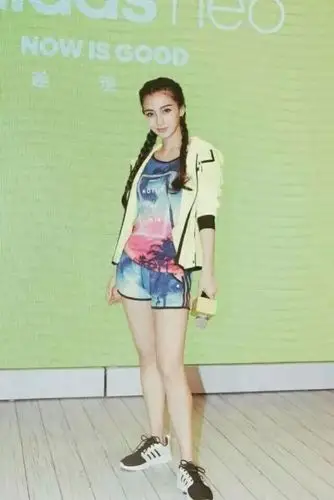 杨颖居然穿拖鞋出席活动网友看了她的腿男人都要怀疑人生