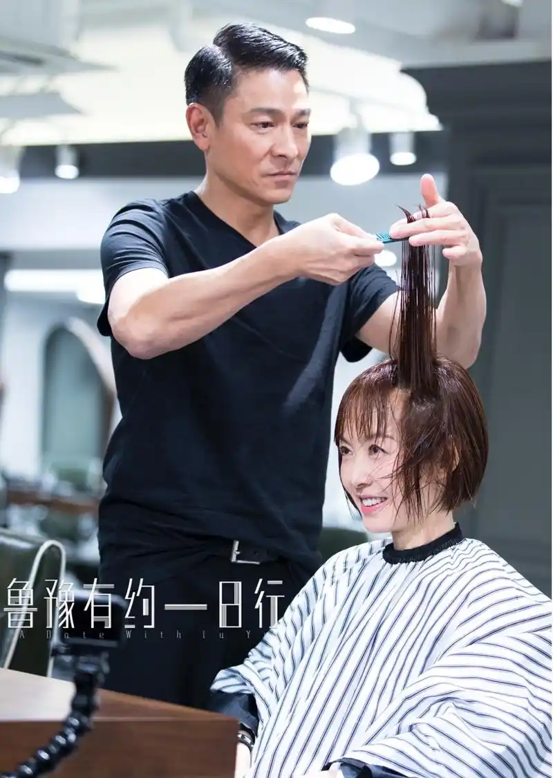 刘德华重操旧业化身理发师为鲁豫剪发手法专业娴熟