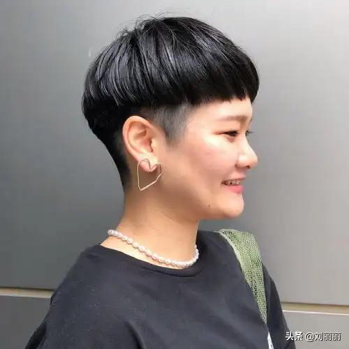 在生活中,我们常见的推边发型大多数都是短发,利落时尚还很有个性.