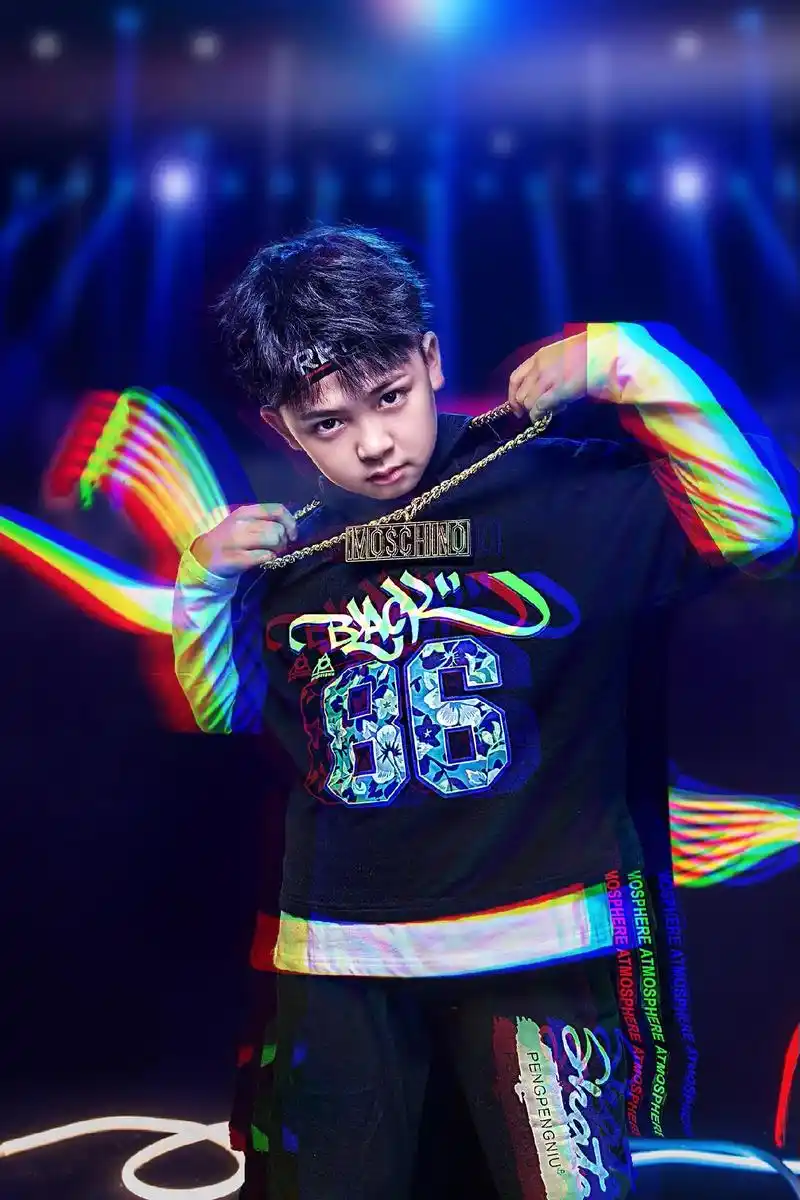 会跳街舞的小孩是真真的帅