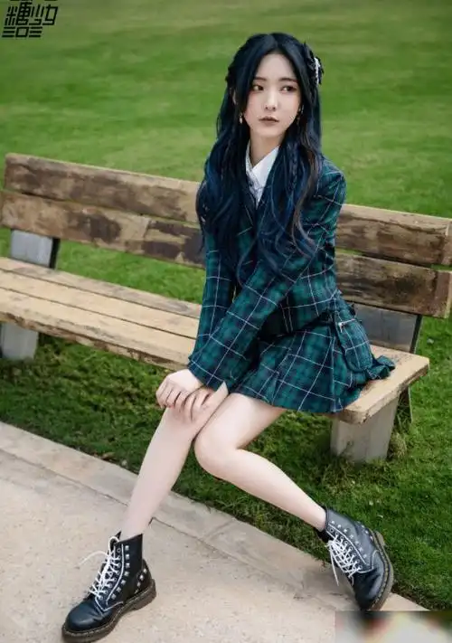 郑乃馨也对格纹裙下手满屏都是大长腿这少女感我服了