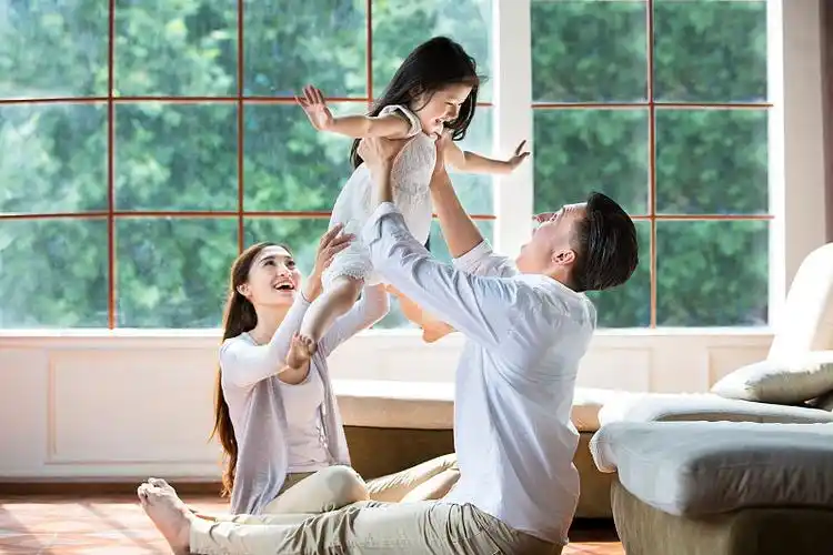 温馨的三口之家图片下载