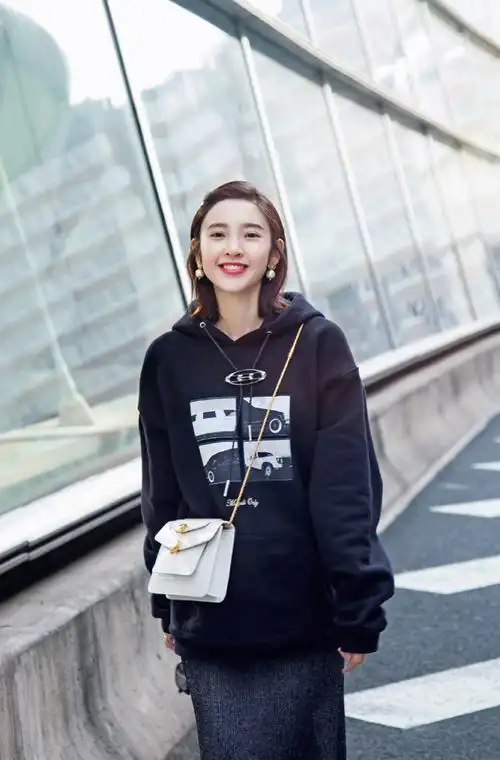 唐艺昕甜美元气机场照图片79