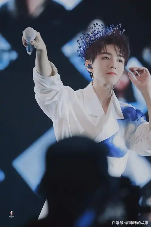 王俊凯这套皇冠造型真的是白月光,蓝白色风衣更衬托出了优越气质