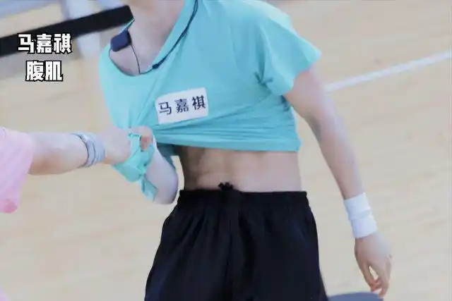 马嘉祺"被迫"秀腹肌,却被指油腻不够真实,旧照翻出瞬间被打脸