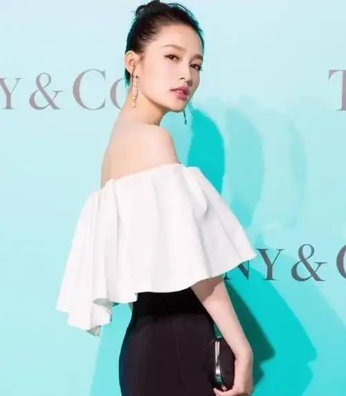 "人间尤物"李沁太美了!眼神勾人初恋女神,男人们的梦中老婆