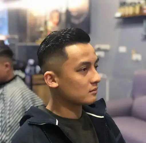 一般来说,五官比较硬朗的男士,更加适合背头发型.