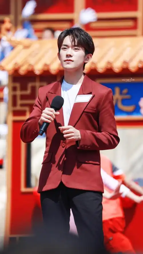 一身红色西装清朗俊秀|易烊千玺|红色|晚会_新浪网