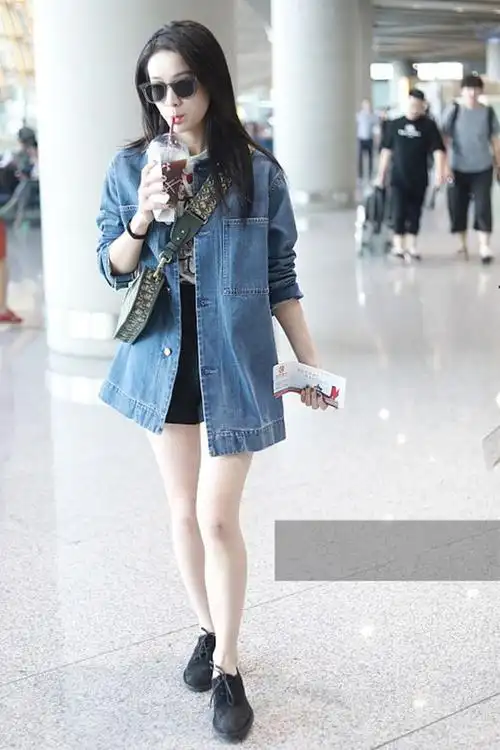 张雪迎穿牛仔外套配黑色短裤秀白皙美腿一路低头躲镜头表情高冷