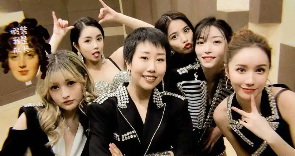 23岁上官喜爱大妈脸恐难在青你2成团有业务能力但风格太强烈