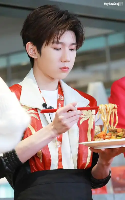 朋友们 听说过"筷子拿得低结婚近"吗 找了王源拿筷子的图 都是只拿