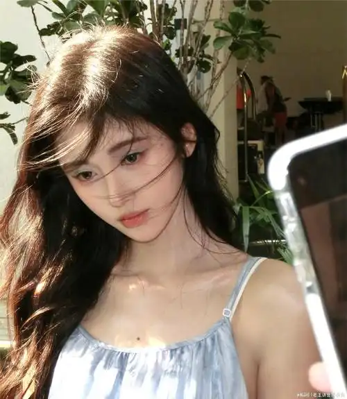 鞠婧祎的这组照片,以蓝色为主色调,彰显出夏日的清新与活力.