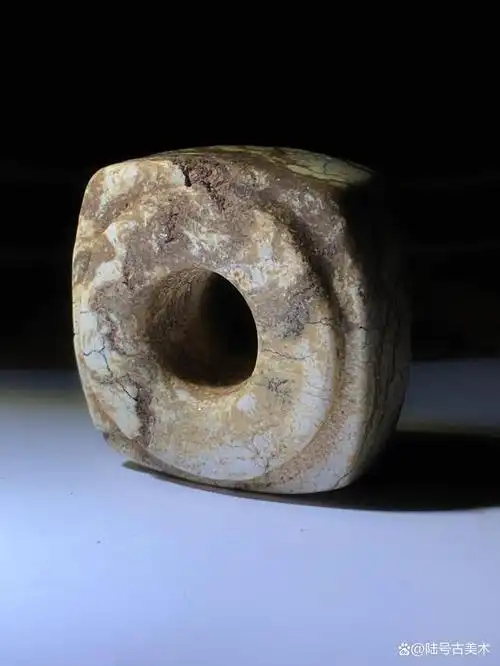 战国鸡骨白玉琮