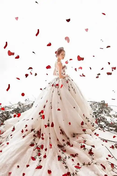 迪丽热巴从玫瑰庄园里走出来的公主