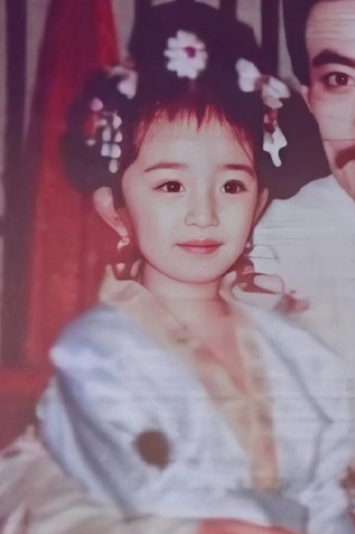 1/7说起杨幂相信小伙伴都很熟悉啦,作为时尚一姐,带货女王,杨幂在时尚