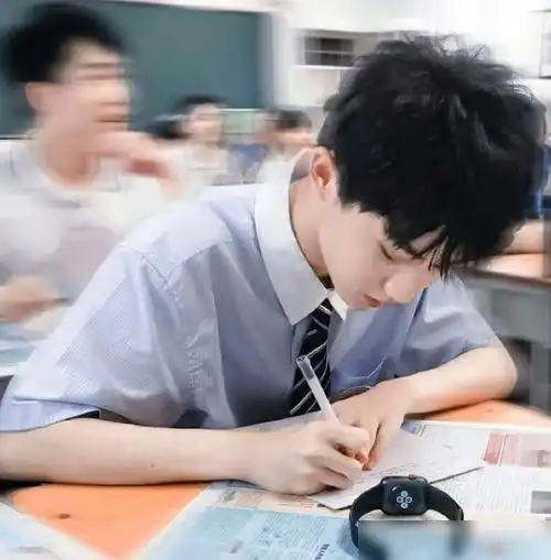 有一种"整容"叫马嘉祺回学校,穿国产校服素面朝天,差点没认出