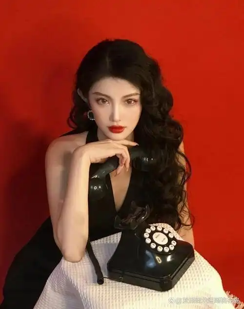 港风烫中长短烫出来的效果也太好看了,复古感强烈,可盐可甜,又非常的