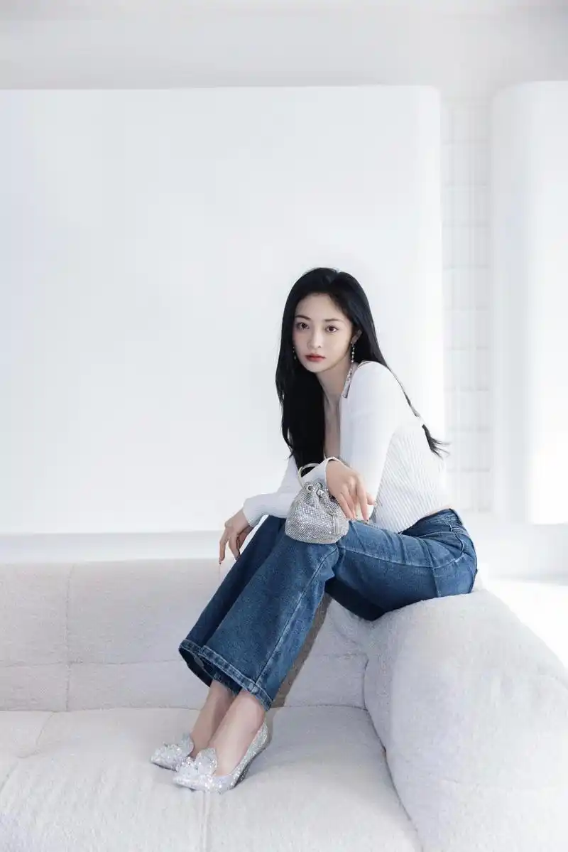 周洁琼白色毛衣搭配蓝色牛仔裤,简单而自然,美的清新脱俗.