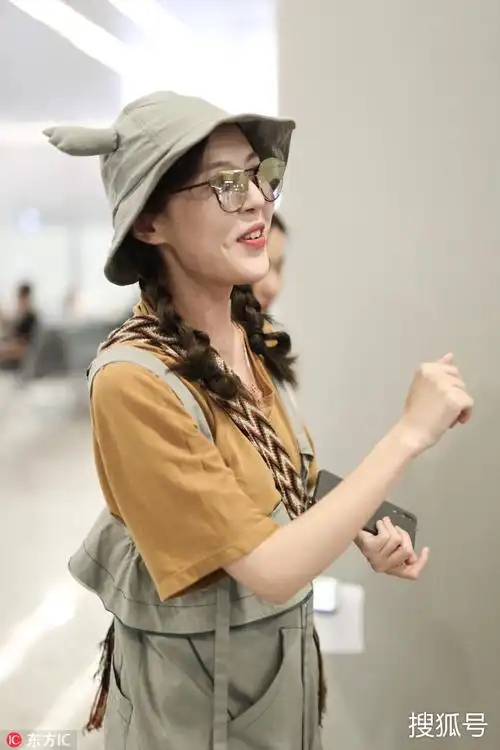 《爱情公寓》影版将映李金铭心情大好 机场秀甜笑