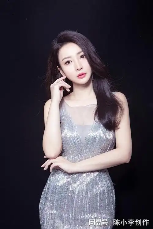 柳岩性感写真傲人美胸性感十足性感妩媚让人移不开眼睛