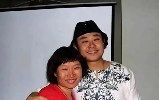 为了更好照顾云朵,刀郎妻子建议云朵搬到他们家去住,这样她更好地照顾